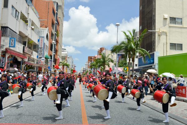 一万人のエイサー踊り隊